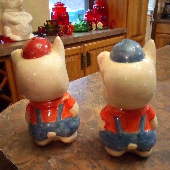 Charming Pigs In Overalls With Red Hats Ceramic Salt and Pepper Shakers. - Picture 4 of 9